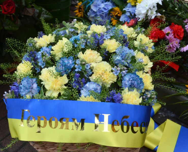 Покладання вінків з квітами від імені Голови Верховної Ради України Дмитра Разумкова та Верховної Ради України до пам'ятного хреста на Алеї Героїв Небесної Сотні у Києві