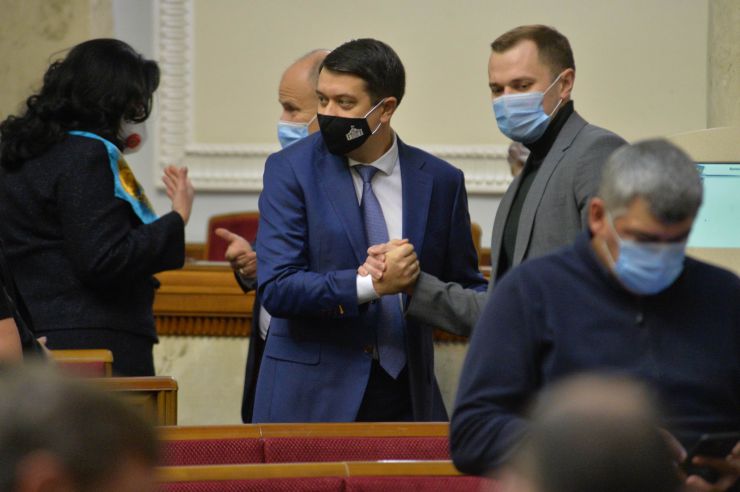 Пленарне засідання Верховної Ради України.

Голова Верховної Ради України Дмитро Разумков відкрив пленарне засідання. 
Дмитро Разумков привітав усіх з 29-ю річницею всеукраїнського референдуму, за результатами проведення якого було проголошено незалежність України.
Народні депутати повторно розглянули Закон України 