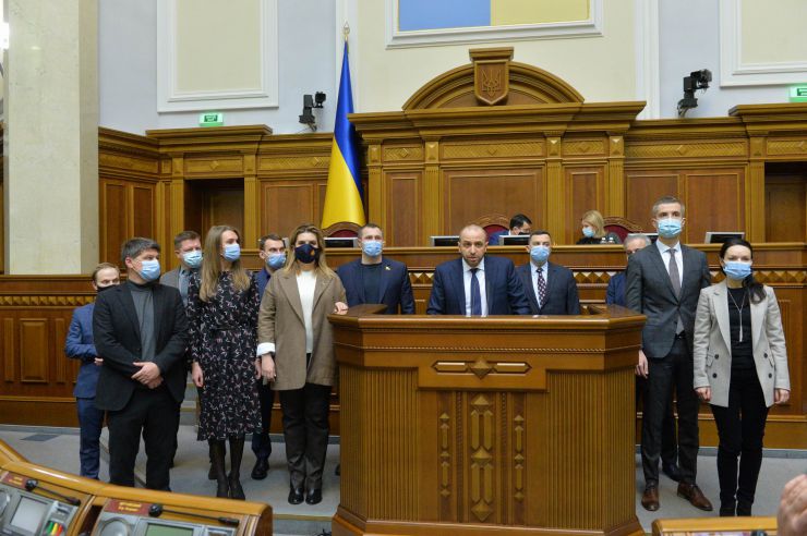 Пленарне засідання Верховної Ради України.

Голова Верховної Ради України Дмитро Разумков відкрив пленарне засідання. 
Дмитро Разумков привітав усіх з 29-ю річницею всеукраїнського референдуму, за результатами проведення якого було проголошено незалежність України.
Народні депутати повторно розглянули Закон України 
