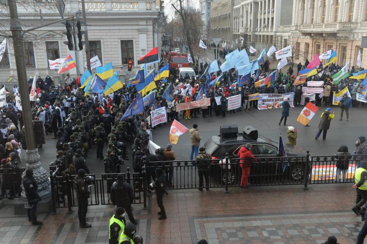 Пленарне засідання Верховної Ради України.

Голова Верховної Ради України Дмитро Разумков відкрив пленарне засідання. 
Дмитро Разумков привітав усіх з 29-ю річницею всеукраїнського референдуму, за результатами проведення якого було проголошено незалежність України.
Народні депутати повторно розглянули Закон України 