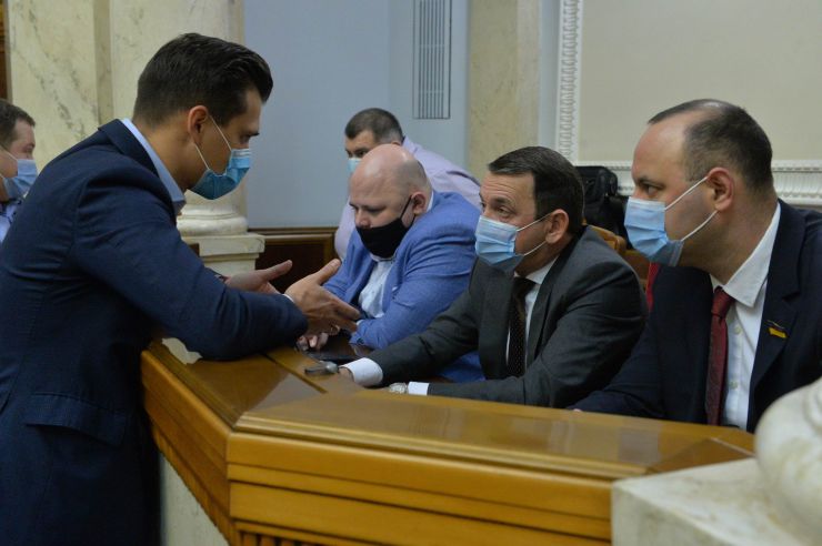 Пленарне засідання Верховної Ради України.

Голова Верховної Ради України Дмитро Разумков відкрив пленарне засідання. 
Дмитро Разумков привітав усіх з 29-ю річницею всеукраїнського референдуму, за результатами проведення якого було проголошено незалежність України.
Народні депутати повторно розглянули Закон України 