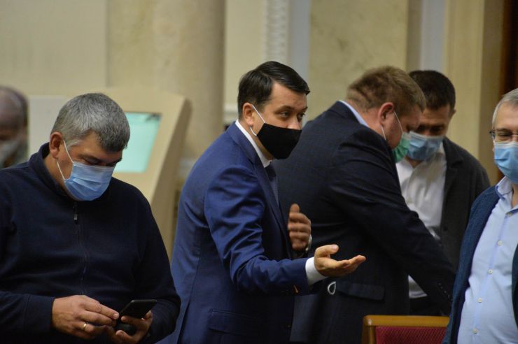 Пленарне засідання Верховної Ради України.

Голова Верховної Ради України Дмитро Разумков відкрив пленарне засідання. 
Дмитро Разумков привітав усіх з 29-ю річницею всеукраїнського референдуму, за результатами проведення якого було проголошено незалежність України.
Народні депутати повторно розглянули Закон України 