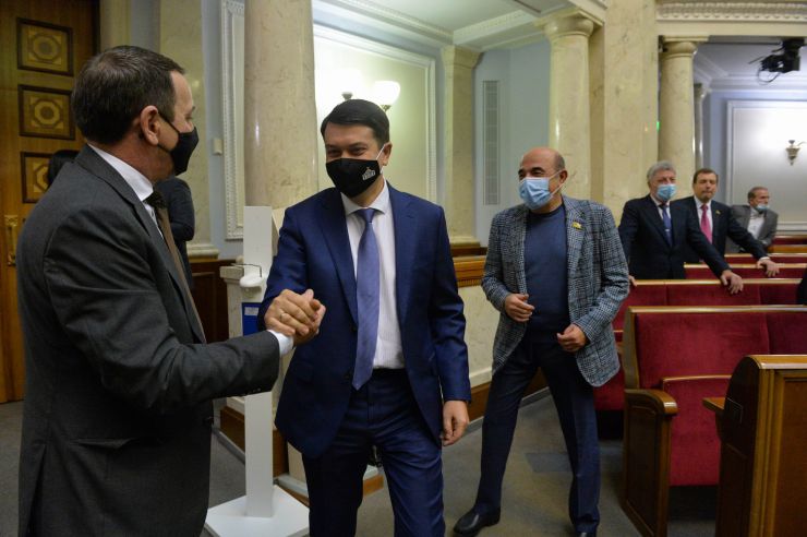 Пленарне засідання Верховної Ради України.

Голова Верховної Ради України Дмитро Разумков відкрив пленарне засідання. 
Дмитро Разумков привітав усіх з 29-ю річницею всеукраїнського референдуму, за результатами проведення якого було проголошено незалежність України.
Народні депутати повторно розглянули Закон України 