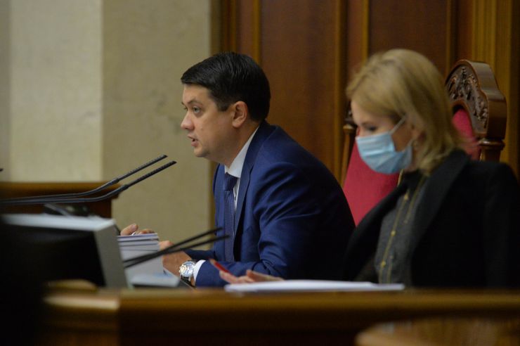Пленарне засідання Верховної Ради України.

Голова Верховної Ради України Дмитро Разумков відкрив пленарне засідання. 
Дмитро Разумков привітав усіх з 29-ю річницею всеукраїнського референдуму, за результатами проведення якого було проголошено незалежність України.
Народні депутати повторно розглянули Закон України 