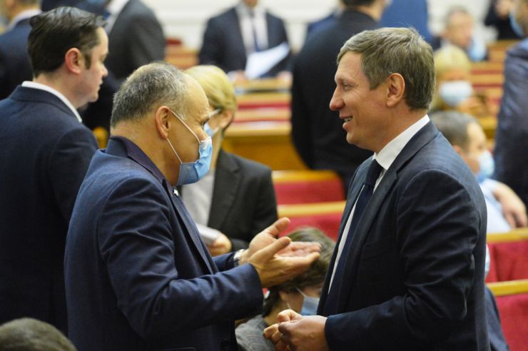 Пленарне засідання Верховної Ради України.

Голова Верховної Ради України Дмитро Разумков відкрив пленарне засідання.
Народні депутати розглянули правки до підготовленого до другого читання проекту Закону про внесення змін до деяких законодавчих актів України щодо посилення відповідальності за правопорушення у сфері продажу дітям електронних сигарет і рідин, що використовуються в електронних сигаретах №3628.
Після розгляду правок законопроект 309 голосами «за» прийнято у другому читанні і в цілому.
Верховна Рада 300 голосами «за» прийняла у другому читанні і в цілому проект Закону про внесення змін до Закону України 