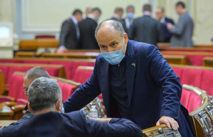 Пленарне засідання Верховної Ради України.

Голова Верховної Ради України Дмитро Разумков відкрив пленарне засідання.
Верховна Рада 303 голосами прийняла у другому читанні і в цілому проект Закону про внесення змін до деяких законів України щодо забезпечення ефективної реалізації парламентського контролю №4131. 
288 голосами «за» прийнято у другому читанні і в цілому проект Закону про реабілітацію осіб з обмеженнями життєдіяльності №3668.
Прийнято за основу проект Закону 