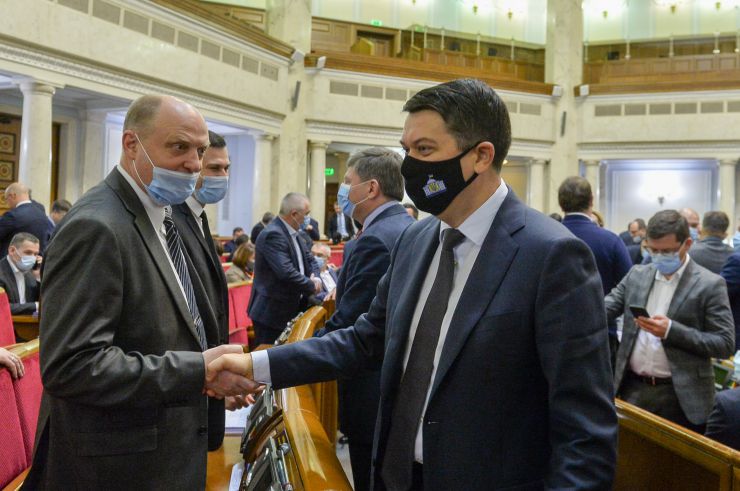 Пленарне засідання Верховної Ради України.

Голова Верховної Ради України Дмитро Разумков відкрив пленарне засідання.
Верховна Рада 303 голосами прийняла у другому читанні і в цілому проект Закону про внесення змін до деяких законів України щодо забезпечення ефективної реалізації парламентського контролю №4131. 
288 голосами «за» прийнято у другому читанні і в цілому проект Закону про реабілітацію осіб з обмеженнями життєдіяльності №3668.
Прийнято за основу проект Закону 