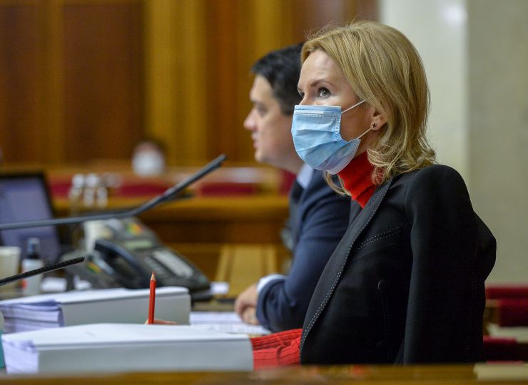 Пленарне засідання Верховної Ради України.

Голова Верховної Ради України Дмитро Разумков відкрив пленарне засідання.
Верховна Рада 303 голосами прийняла у другому читанні і в цілому проект Закону про внесення змін до деяких законів України щодо забезпечення ефективної реалізації парламентського контролю №4131. 
288 голосами «за» прийнято у другому читанні і в цілому проект Закону про реабілітацію осіб з обмеженнями життєдіяльності №3668.
Прийнято за основу проект Закону 