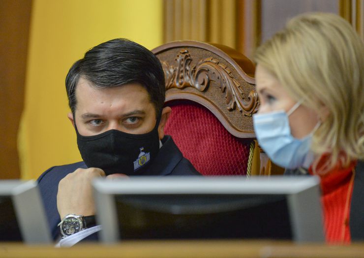Пленарне засідання Верховної Ради України.

Голова Верховної Ради України Дмитро Разумков відкрив пленарне засідання.
Верховна Рада 303 голосами прийняла у другому читанні і в цілому проект Закону про внесення змін до деяких законів України щодо забезпечення ефективної реалізації парламентського контролю №4131. 
288 голосами «за» прийнято у другому читанні і в цілому проект Закону про реабілітацію осіб з обмеженнями життєдіяльності №3668.
Прийнято за основу проект Закону 