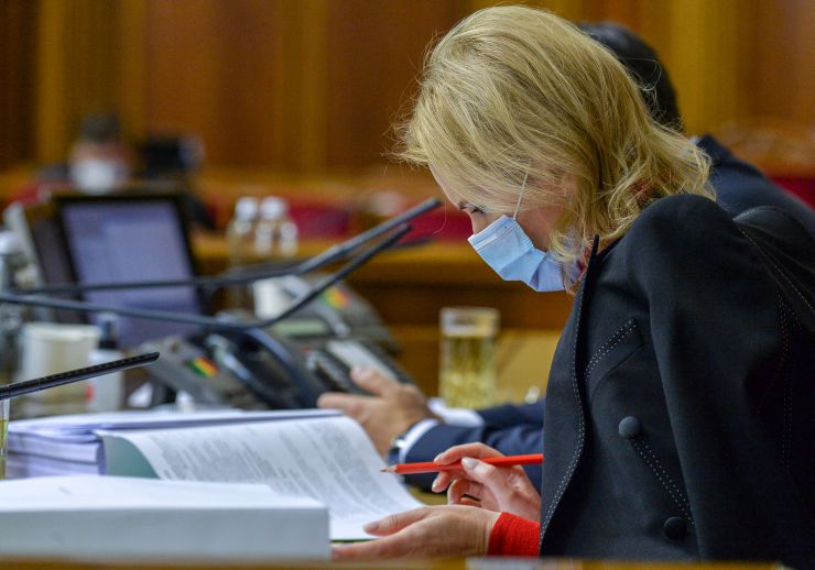 Пленарне засідання Верховної Ради України.

Голова Верховної Ради України Дмитро Разумков відкрив пленарне засідання.
Верховна Рада 303 голосами прийняла у другому читанні і в цілому проект Закону про внесення змін до деяких законів України щодо забезпечення ефективної реалізації парламентського контролю №4131. 
288 голосами «за» прийнято у другому читанні і в цілому проект Закону про реабілітацію осіб з обмеженнями життєдіяльності №3668.
Прийнято за основу проект Закону 