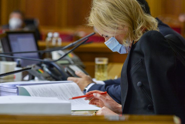 Пленарне засідання Верховної Ради України.

Голова Верховної Ради України Дмитро Разумков відкрив пленарне засідання.
Верховна Рада 303 голосами прийняла у другому читанні і в цілому проект Закону про внесення змін до деяких законів України щодо забезпечення ефективної реалізації парламентського контролю №4131. 
288 голосами «за» прийнято у другому читанні і в цілому проект Закону про реабілітацію осіб з обмеженнями життєдіяльності №3668.
Прийнято за основу проект Закону 