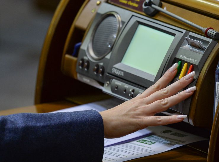Пленарне засідання Верховної Ради України.

Голова Верховної Ради України Дмитро Разумков відкрив пленарне засідання.
Верховна Рада 303 голосами прийняла у другому читанні і в цілому проект Закону про внесення змін до деяких законів України щодо забезпечення ефективної реалізації парламентського контролю №4131. 
288 голосами «за» прийнято у другому читанні і в цілому проект Закону про реабілітацію осіб з обмеженнями життєдіяльності №3668.
Прийнято за основу проект Закону 