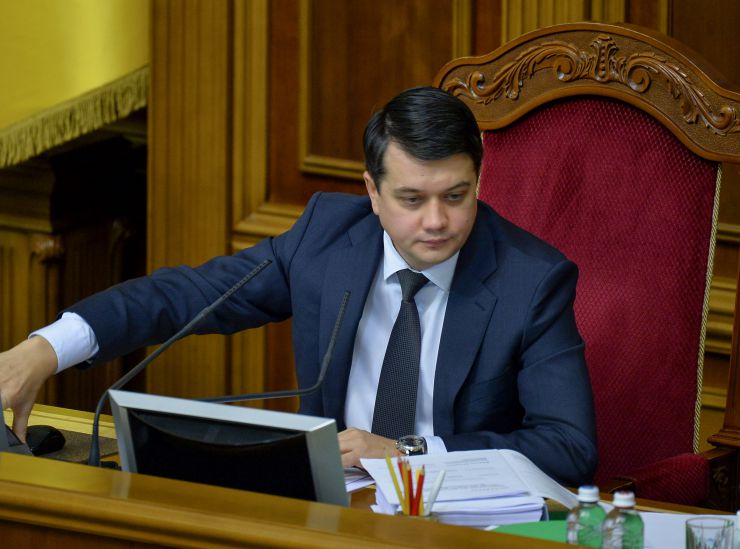 Пленарне засідання Верховної Ради України.

Голова Верховної Ради України Дмитро Разумков відкрив пленарне засідання.
Верховна Рада 303 голосами прийняла у другому читанні і в цілому проект Закону про внесення змін до деяких законів України щодо забезпечення ефективної реалізації парламентського контролю №4131. 
288 голосами «за» прийнято у другому читанні і в цілому проект Закону про реабілітацію осіб з обмеженнями життєдіяльності №3668.
Прийнято за основу проект Закону 