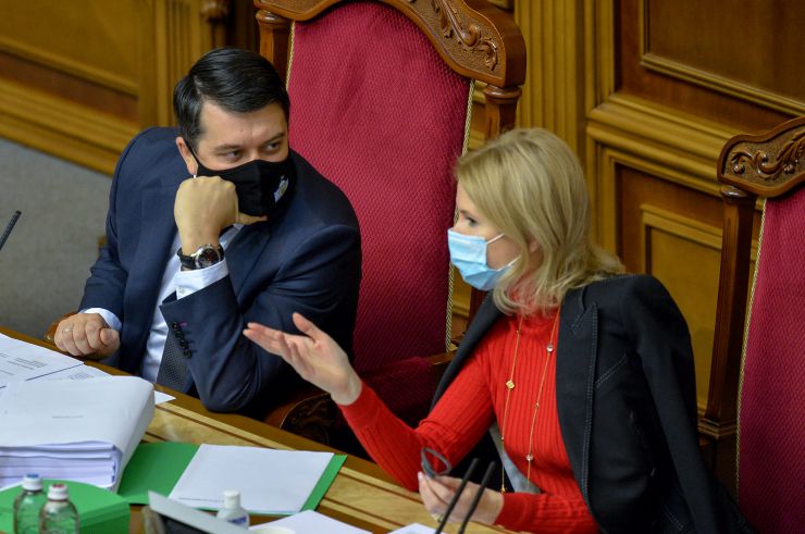 Пленарне засідання Верховної Ради України.

Голова Верховної Ради України Дмитро Разумков відкрив пленарне засідання.
Верховна Рада 303 голосами прийняла у другому читанні і в цілому проект Закону про внесення змін до деяких законів України щодо забезпечення ефективної реалізації парламентського контролю №4131. 
288 голосами «за» прийнято у другому читанні і в цілому проект Закону про реабілітацію осіб з обмеженнями життєдіяльності №3668.
Прийнято за основу проект Закону 