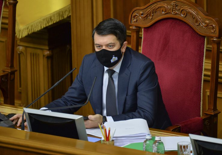 Пленарне засідання Верховної Ради України.

Голова Верховної Ради України Дмитро Разумков відкрив пленарне засідання.
Верховна Рада 303 голосами прийняла у другому читанні і в цілому проект Закону про внесення змін до деяких законів України щодо забезпечення ефективної реалізації парламентського контролю №4131. 
288 голосами «за» прийнято у другому читанні і в цілому проект Закону про реабілітацію осіб з обмеженнями життєдіяльності №3668.
Прийнято за основу проект Закону 