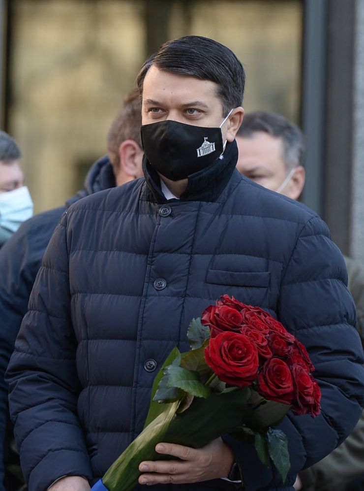 Голова Верховної Ради України Дмитро Разумков, разом із народними депутатами та керівниками фракцій і комітетів, взяв участь у ранковому церемоніалі вшанування пам’яті загиблих захисників України та в урочистостях з нагоди Дня Збройних сил біля меморіального комплексу «Зала пам'яті» на території Міністерства оборони України.