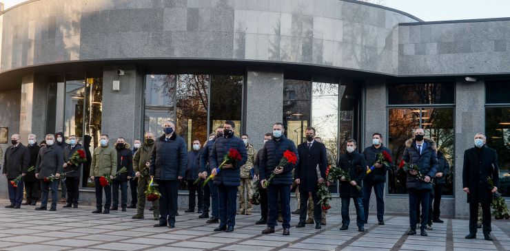 Голова Верховної Ради України Дмитро Разумков, разом із народними депутатами та керівниками фракцій і комітетів, взяв участь у ранковому церемоніалі вшанування пам’яті загиблих захисників України та в урочистостях з нагоди Дня Збройних сил біля меморіального комплексу «Зала пам'яті» на території Міністерства оборони України.
