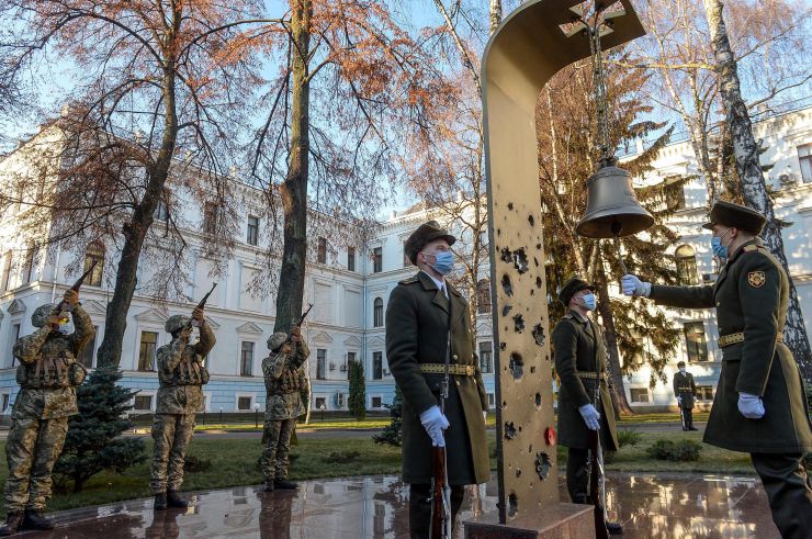 Голова Верховної Ради України Дмитро Разумков, разом із народними депутатами та керівниками фракцій і комітетів, взяв участь у ранковому церемоніалі вшанування пам’яті загиблих захисників України та в урочистостях з нагоди Дня Збройних сил біля меморіального комплексу «Зала пам'яті» на території Міністерства оборони України.