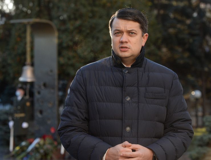 Голова Верховної Ради України Дмитро Разумков, разом із народними депутатами та керівниками фракцій і комітетів, взяв участь у ранковому церемоніалі вшанування пам’яті загиблих захисників України та в урочистостях з нагоди Дня Збройних сил біля меморіального комплексу «Зала пам'яті» на території Міністерства оборони України.