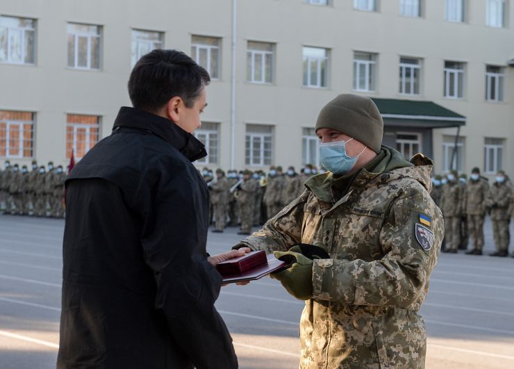 У день Збройних Сил України Голова Верховної Ради Дмитро Разумков відвідав 142-й навчальний центр Сил спеціальних операцій у м. Бердичеві Житомирської області. Голова Парламенту привітав військових із сьогоднішнім святом і побажав їм наснаги, успіху та перемоги. Дмитро Разумков ознайомився із озброєнням військової частини, обладнанням навчальних класів та медичним пунктом, відвідав наметове та модульне містечка і центральний командний пункт та взяв участь у показових заходах на полігоні.