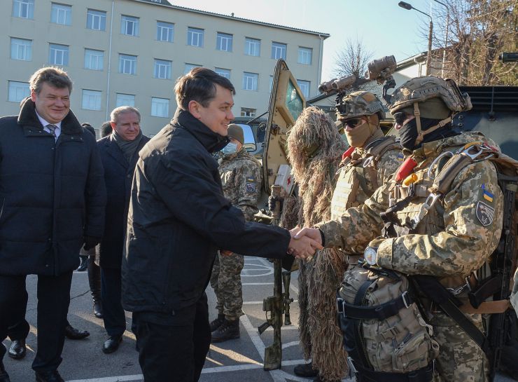 У день Збройних Сил України Голова Верховної Ради Дмитро Разумков відвідав 142-й навчальний центр Сил спеціальних операцій у м. Бердичеві Житомирської області. Голова Парламенту привітав військових із сьогоднішнім святом і побажав їм наснаги, успіху та перемоги. Дмитро Разумков ознайомився із озброєнням військової частини, обладнанням навчальних класів та медичним пунктом, відвідав наметове та модульне містечка і центральний командний пункт та взяв участь у показових заходах на полігоні.