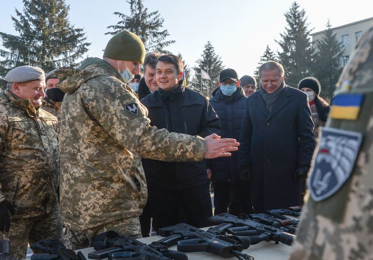 У день Збройних Сил України Голова Верховної Ради Дмитро Разумков відвідав 142-й навчальний центр Сил спеціальних операцій у м. Бердичеві Житомирської області. Голова Парламенту привітав військових із сьогоднішнім святом і побажав їм наснаги, успіху та перемоги. Дмитро Разумков ознайомився із озброєнням військової частини, обладнанням навчальних класів та медичним пунктом, відвідав наметове та модульне містечка і центральний командний пункт та взяв участь у показових заходах на полігоні.