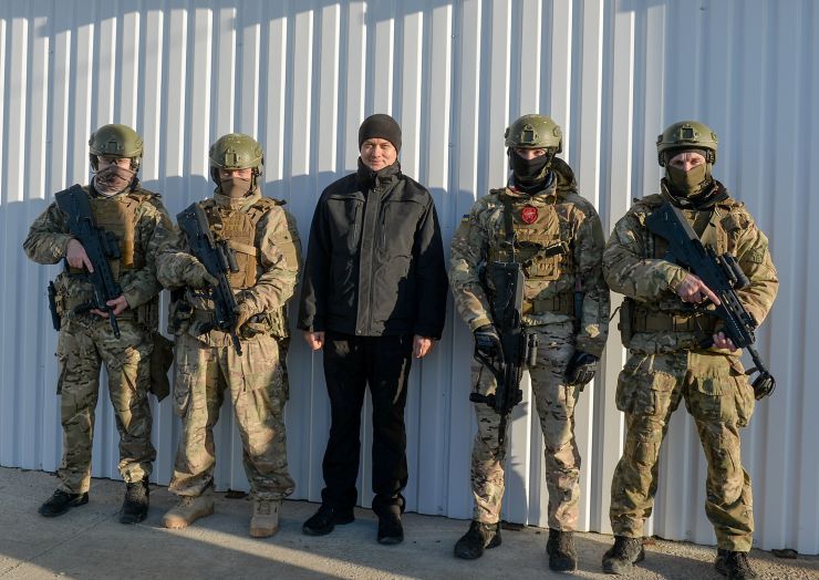 У день Збройних Сил України Голова Верховної Ради Дмитро Разумков відвідав 142-й навчальний центр Сил спеціальних операцій у м. Бердичеві Житомирської області. Голова Парламенту привітав військових із сьогоднішнім святом і побажав їм наснаги, успіху та перемоги. Дмитро Разумков ознайомився із озброєнням військової частини, обладнанням навчальних класів та медичним пунктом, відвідав наметове та модульне містечка і центральний командний пункт та взяв участь у показових заходах на полігоні.