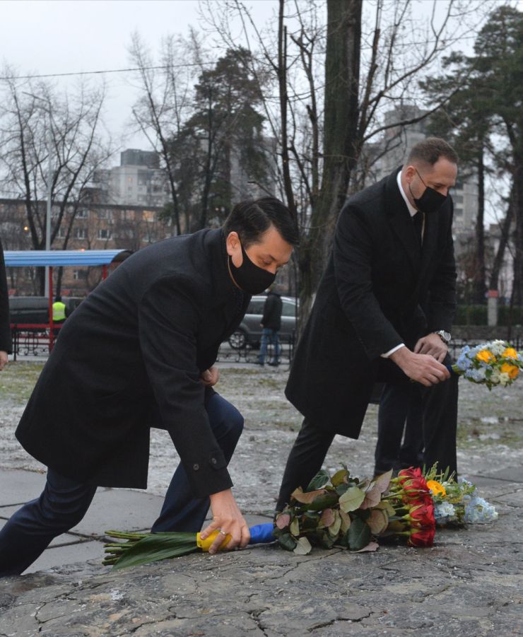 Голова Верховної Ради України Дмитро Разумков, Президент України Володимир Зеленський,  Прем’єр-міністр України Денис Шмигаль взяли участь в урочистій церемонії покладання квітів до пам’ятного знаку «Воїнам Чорнобиля» та меморіального кургану «Героям Чорнобиля» у зв’язку з Днем вшанування учасників ліквідації наслідків аварії на Чорнобильській АЕС.