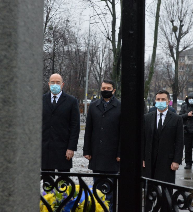 Голова Верховної Ради України Дмитро Разумков, Президент України Володимир Зеленський,  Прем’єр-міністр України Денис Шмигаль взяли участь в урочистій церемонії покладання квітів до пам’ятного знаку «Воїнам Чорнобиля» та меморіального кургану «Героям Чорнобиля» у зв’язку з Днем вшанування учасників ліквідації наслідків аварії на Чорнобильській АЕС.