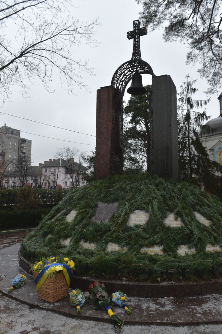 Голова Верховної Ради України Дмитро Разумков, Президент України Володимир Зеленський,  Прем’єр-міністр України Денис Шмигаль взяли участь в урочистій церемонії покладання квітів до пам’ятного знаку «Воїнам Чорнобиля» та меморіального кургану «Героям Чорнобиля» у зв’язку з Днем вшанування учасників ліквідації наслідків аварії на Чорнобильській АЕС.