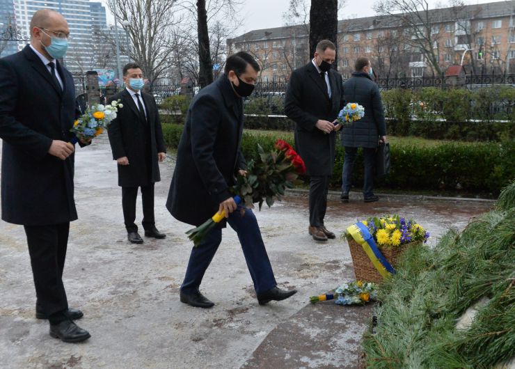 Голова Верховної Ради України Дмитро Разумков, Президент України Володимир Зеленський,  Прем’єр-міністр України Денис Шмигаль взяли участь в урочистій церемонії покладання квітів до пам’ятного знаку «Воїнам Чорнобиля» та меморіального кургану «Героям Чорнобиля» у зв’язку з Днем вшанування учасників ліквідації наслідків аварії на Чорнобильській АЕС.