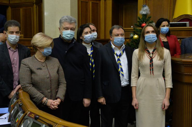 Вечірнє пленарне засідання Верховної Ради України. Віфлеємський вогонь передали Голові ВР Дмитру Разумкову та заступнику Голови ВР Олені Кондратюк. Призначено міністрів