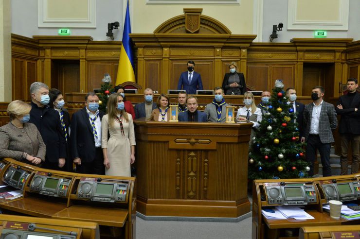 Вечірнє пленарне засідання Верховної Ради України. Віфлеємський вогонь передали Голові ВР Дмитру Разумкову та заступнику Голови ВР Олені Кондратюк. Призначено міністрів