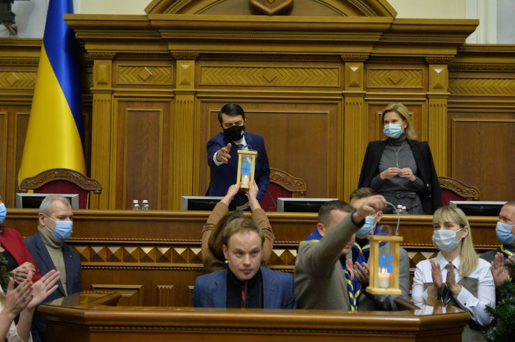 Вечірнє пленарне засідання Верховної Ради України. Віфлеємський вогонь передали Голові ВР Дмитру Разумкову та заступнику Голови ВР Олені Кондратюк. Призначено міністрів