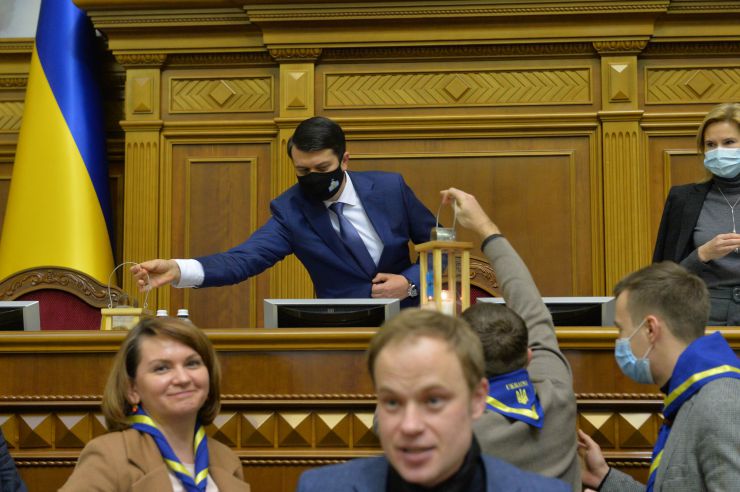 Вечірнє пленарне засідання Верховної Ради України. Віфлеємський вогонь передали Голові ВР Дмитру Разумкову та заступнику Голови ВР Олені Кондратюк. Призначено міністрів