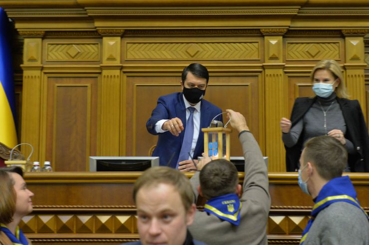 Вечірнє пленарне засідання Верховної Ради України. Віфлеємський вогонь передали Голові ВР Дмитру Разумкову та заступнику Голови ВР Олені Кондратюк. Призначено міністрів