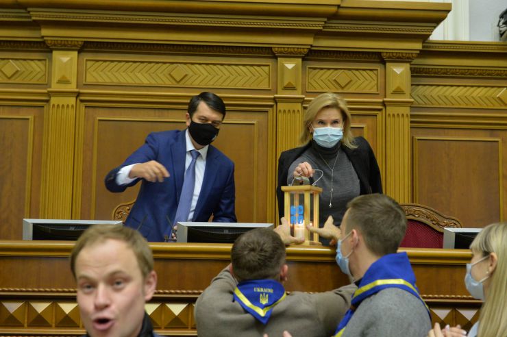 Вечірнє пленарне засідання Верховної Ради України. Віфлеємський вогонь передали Голові ВР Дмитру Разумкову та заступнику Голови ВР Олені Кондратюк. Призначено міністрів