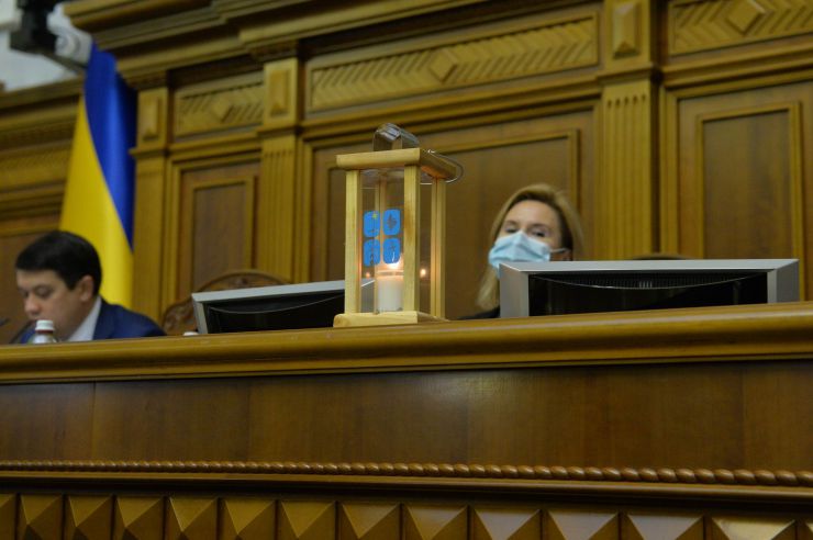 Вечірнє пленарне засідання Верховної Ради України. Віфлеємський вогонь передали Голові ВР Дмитру Разумкову та заступнику Голови ВР Олені Кондратюк. Призначено міністрів