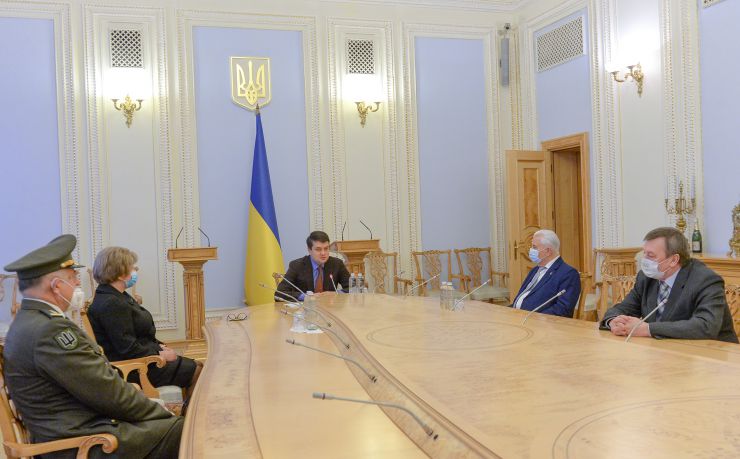 Голова Верховної Ради України Дмитро Разумков вручив державні відзнаки за вагомий особистий внесок у справу державотворення, побудову незалежності Української Держави, активну громадсько-політичну діяльність та з нагоди 30-річчя проголошення Декларації про державний суверенітет України.

Зокрема, Орденом Свободи нагороджено народного депутата України I,III,IV,V,VI,VIII скликань Верховної Ради України Анатолія Сергійовича Матвієнка (посмертно) та народного депутата України I, ІІ, IV скликань Верховної Ради України Миколу Івановича Поровського; Орденом князя Ярослава Мудрого І ступеня – Голову Верховної Ради України у 1990-1991 роках, Президента України у 1991 – 1994 роках Леоніда Макаровича Кравчука; Орденом «За заслуги» І ступеня – народного депутата України І скликання Верховної Ради України Олександра Леонідовича Барабаша.
Нагороди вручено відповідно до Указу Президента України №277/2020.
Микола Поровський, дружина Анатолія Матвієнко Ольга Василівна, Голова Верховної Ради України Дмитро Разумков, Леонід Кравчук, Олександр Барабаш
