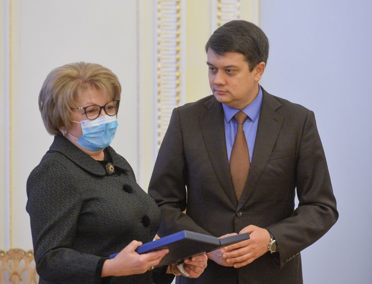 Голова Верховної Ради України Дмитро Разумков вручив державні відзнаки за вагомий особистий внесок у справу державотворення, побудову незалежності Української Держави, активну громадсько-політичну діяльність та з нагоди 30-річчя проголошення Декларації про державний суверенітет України.

Зокрема, Орденом Свободи нагороджено народного депутата України I,III,IV,V,VI,VIII скликань Верховної Ради України Анатолія Сергійовича Матвієнка (посмертно) та народного депутата України I, ІІ, IV скликань Верховної Ради України Миколу Івановича Поровського; Орденом князя Ярослава Мудрого І ступеня – Голову Верховної Ради України у 1990-1991 роках, Президента України у 1991 – 1994 роках Леоніда Макаровича Кравчука; Орденом «За заслуги» І ступеня – народного депутата України І скликання Верховної Ради України Олександра Леонідовича Барабаша.
Нагороди вручено відповідно до Указу Президента України №277/2020.
Дружина Анатолія Матвієнко Ольга Василівна
