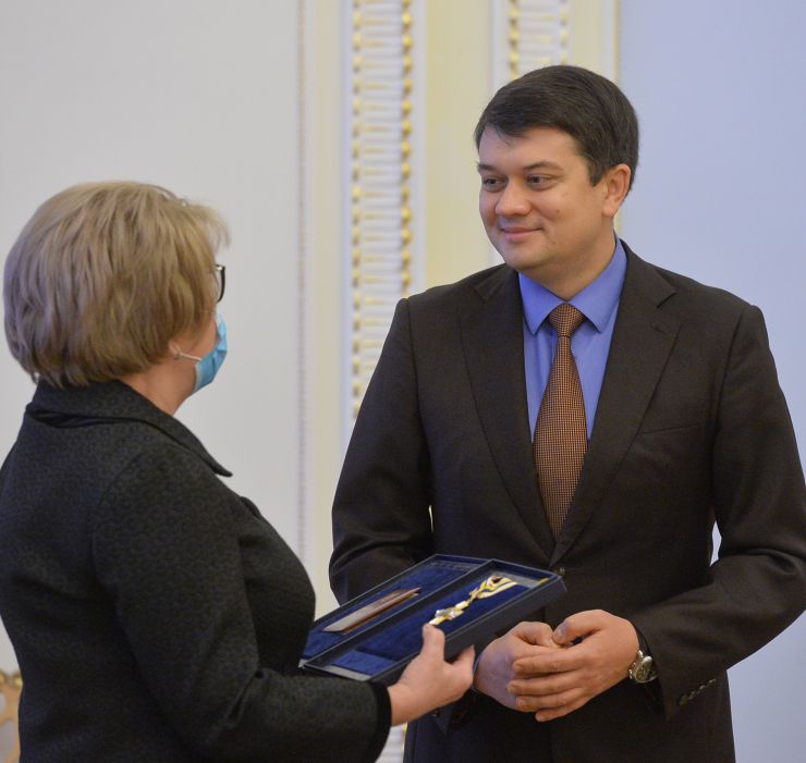 Голова Верховної Ради України Дмитро Разумков вручив державні відзнаки за вагомий особистий внесок у справу державотворення, побудову незалежності Української Держави, активну громадсько-політичну діяльність та з нагоди 30-річчя проголошення Декларації про державний суверенітет України.

Зокрема, Орденом Свободи нагороджено народного депутата України I,III,IV,V,VI,VIII скликань Верховної Ради України Анатолія Сергійовича Матвієнка (посмертно) та народного депутата України I, ІІ, IV скликань Верховної Ради України Миколу Івановича Поровського; Орденом князя Ярослава Мудрого І ступеня – Голову Верховної Ради України у 1990-1991 роках, Президента України у 1991 – 1994 роках Леоніда Макаровича Кравчука; Орденом «За заслуги» І ступеня – народного депутата України І скликання Верховної Ради України Олександра Леонідовича Барабаша.
Нагороди вручено відповідно до Указу Президента України №277/2020.
Дружина Анатолія Матвієнко Ольга Василівна
