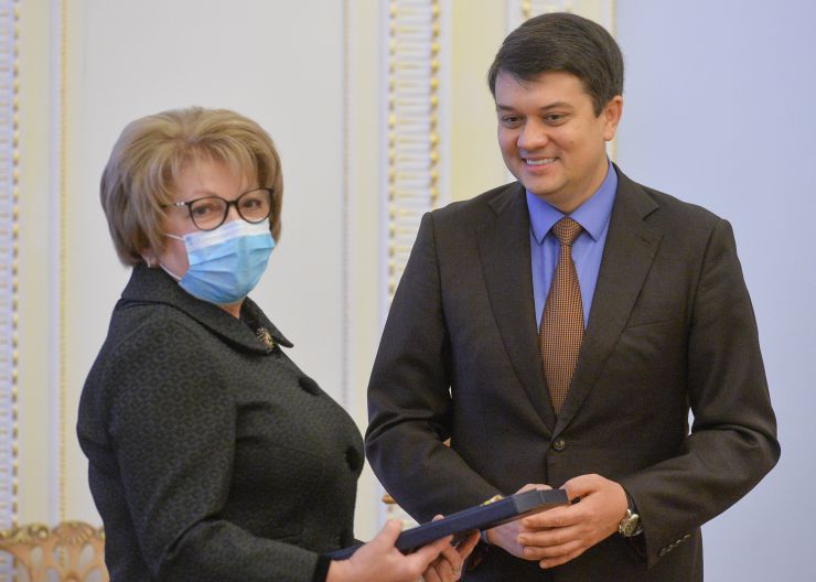Голова Верховної Ради України Дмитро Разумков вручив державні відзнаки за вагомий особистий внесок у справу державотворення, побудову незалежності Української Держави, активну громадсько-політичну діяльність та з нагоди 30-річчя проголошення Декларації про державний суверенітет України.

Зокрема, Орденом Свободи нагороджено народного депутата України I,III,IV,V,VI,VIII скликань Верховної Ради України Анатолія Сергійовича Матвієнка (посмертно) та народного депутата України I, ІІ, IV скликань Верховної Ради України Миколу Івановича Поровського; Орденом князя Ярослава Мудрого І ступеня – Голову Верховної Ради України у 1990-1991 роках, Президента України у 1991 – 1994 роках Леоніда Макаровича Кравчука; Орденом «За заслуги» І ступеня – народного депутата України І скликання Верховної Ради України Олександра Леонідовича Барабаша.
Нагороди вручено відповідно до Указу Президента України №277/2020.
Дружина Анатолія Матвієнко Ольга Василівна
