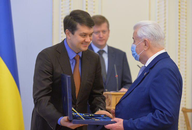 Голова Верховної Ради України Дмитро Разумков вручив державні відзнаки за вагомий особистий внесок у справу державотворення, побудову незалежності Української Держави, активну громадсько-політичну діяльність та з нагоди 30-річчя проголошення Декларації про державний суверенітет України.

Зокрема, Орденом Свободи нагороджено народного депутата України I,III,IV,V,VI,VIII скликань Верховної Ради України Анатолія Сергійовича Матвієнка (посмертно) та народного депутата України I, ІІ, IV скликань Верховної Ради України Миколу Івановича Поровського; Орденом князя Ярослава Мудрого І ступеня – Голову Верховної Ради України у 1990-1991 роках, Президента України у 1991 – 1994 роках Леоніда Макаровича Кравчука; Орденом «За заслуги» І ступеня – народного депутата України І скликання Верховної Ради України Олександра Леонідовича Барабаша.
Нагороди вручено відповідно до Указу Президента України №277/2020.
Леонід Кравчук

