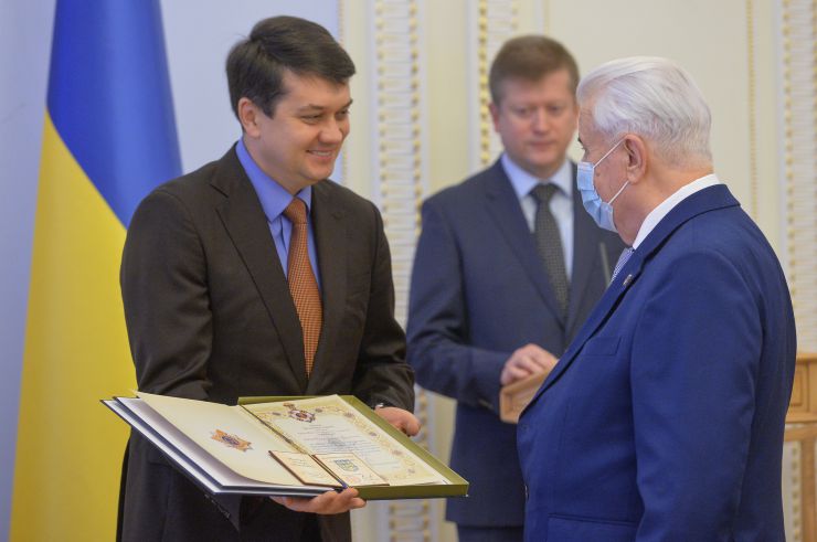 Голова Верховної Ради України Дмитро Разумков вручив державні відзнаки за вагомий особистий внесок у справу державотворення, побудову незалежності Української Держави, активну громадсько-політичну діяльність та з нагоди 30-річчя проголошення Декларації про державний суверенітет України.

Зокрема, Орденом Свободи нагороджено народного депутата України I,III,IV,V,VI,VIII скликань Верховної Ради України Анатолія Сергійовича Матвієнка (посмертно) та народного депутата України I, ІІ, IV скликань Верховної Ради України Миколу Івановича Поровського; Орденом князя Ярослава Мудрого І ступеня – Голову Верховної Ради України у 1990-1991 роках, Президента України у 1991 – 1994 роках Леоніда Макаровича Кравчука; Орденом «За заслуги» І ступеня – народного депутата України І скликання Верховної Ради України Олександра Леонідовича Барабаша.
Нагороди вручено відповідно до Указу Президента України №277/2020.
Леонід Кравчук
