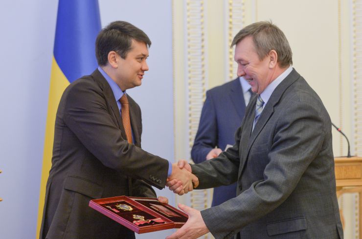 Голова Верховної Ради України Дмитро Разумков вручив державні відзнаки за вагомий особистий внесок у справу державотворення, побудову незалежності Української Держави, активну громадсько-політичну діяльність та з нагоди 30-річчя проголошення Декларації про державний суверенітет України.

Зокрема, Орденом Свободи нагороджено народного депутата України I,III,IV,V,VI,VIII скликань Верховної Ради України Анатолія Сергійовича Матвієнка (посмертно) та народного депутата України I, ІІ, IV скликань Верховної Ради України Миколу Івановича Поровського; Орденом князя Ярослава Мудрого І ступеня – Голову Верховної Ради України у 1990-1991 роках, Президента України у 1991 – 1994 роках Леоніда Макаровича Кравчука; Орденом «За заслуги» І ступеня – народного депутата України І скликання Верховної Ради України Олександра Леонідовича Барабаша.
Нагороди вручено відповідно до Указу Президента України №277/2020.
Олександр Барабаш
