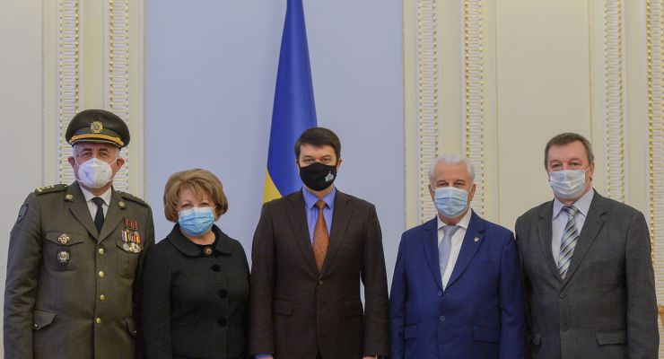 Голова Верховної Ради України Дмитро Разумков вручив державні відзнаки за вагомий особистий внесок у справу державотворення, побудову незалежності Української Держави, активну громадсько-політичну діяльність та з нагоди 30-річчя проголошення Декларації про державний суверенітет України.

Зокрема, Орденом Свободи нагороджено народного депутата України I,III,IV,V,VI,VIII скликань Верховної Ради України Анатолія Сергійовича Матвієнка (посмертно) та народного депутата України I, ІІ, IV скликань Верховної Ради України Миколу Івановича Поровського; Орденом князя Ярослава Мудрого І ступеня – Голову Верховної Ради України у 1990-1991 роках, Президента України у 1991 – 1994 роках Леоніда Макаровича Кравчука; Орденом «За заслуги» І ступеня – народного депутата України І скликання Верховної Ради України Олександра Леонідовича Барабаша.
Нагороди вручено відповідно до Указу Президента України №277/2020.
Микола Поровський, дружина Анатолія Матвієнко Ольга Василівна, Голова Верховної Ради України Дмитро Разумков, Леонід Кравчук, Олександр Барабаш
