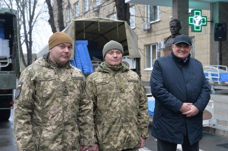 У Національному військово-медичному клінічному центрі «Головний військовий клінічний госпіталь» відбулася передача чергового гуманітарного вантажу медичного призначення на загальну суму понад 2 млн гривень.
Командувач об’єднаних сил Збройних Сил України генерал-лейтенант Сергій Наєв, начальник Національного військово-медичного клінічного центру „Головний військовий клінічний госпіталь” генерал-майор медичної служби Анатолій Казмірчук, голова Асоціації міжнародних автомобільних перевізників України Леонід Костюченко
 