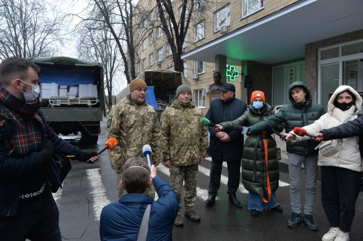 У Національному військово-медичному клінічному центрі «Головний військовий клінічний госпіталь» відбулася передача чергового гуманітарного вантажу медичного призначення на загальну суму понад 2 млн гривень.
Командувач об’єднаних сил Збройних Сил України генерал-лейтенант Сергій Наєв, начальник Національного військово-медичного клінічного центру „Головний військовий клінічний госпіталь” генерал-майор медичної служби Анатолій Казмірчук, голова Асоціації міжнародних автомобільних перевізників України Леонід Костюченко
 