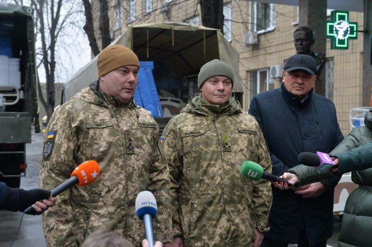 У Національному військово-медичному клінічному центрі «Головний військовий клінічний госпіталь» відбулася передача чергового гуманітарного вантажу медичного призначення на загальну суму понад 2 млн гривень.
Командувач об’єднаних сил Збройних Сил України генерал-лейтенант Сергій Наєв, начальник Національного військово-медичного клінічного центру „Головний військовий клінічний госпіталь” генерал-майор медичної служби Анатолій Казмірчук, голова Асоціації міжнародних автомобільних перевізників України Леонід Костюченко
 