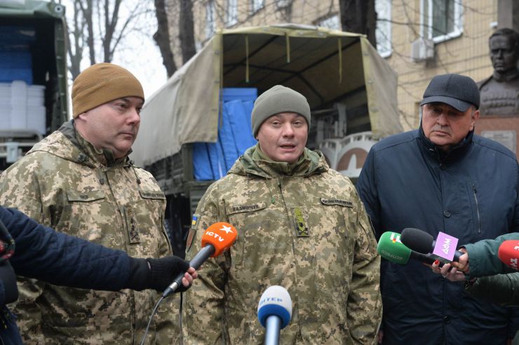 У Національному військово-медичному клінічному центрі «Головний військовий клінічний госпіталь» відбулася передача чергового гуманітарного вантажу медичного призначення на загальну суму понад 2 млн гривень.
Командувач об’єднаних сил Збройних Сил України генерал-лейтенант Сергій Наєв, начальник Національного військово-медичного клінічного центру „Головний військовий клінічний госпіталь” генерал-майор медичної служби Анатолій Казмірчук, голова Асоціації міжнародних автомобільних перевізників України Леонід Костюченко
 